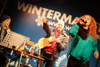 rothaarige Frau singt auf der Wintermarkt Bühen im Prater